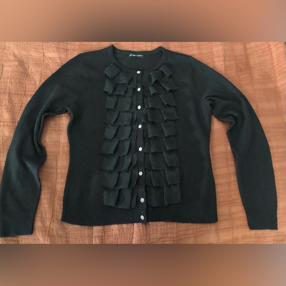 Ruffled Black Top w beveled buttons Womens sz M feminine New York & Company NM